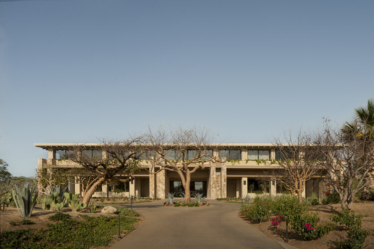 Mercado y Oficinas Canyon / Medeza - Fotografía exterior, Arquitectura De Uso Mixto, Pilares
