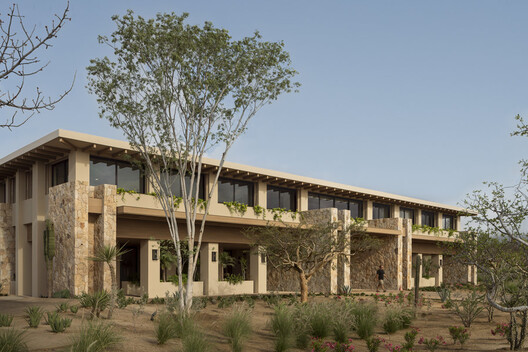 Edifício Administrativo Canyon Market / Medeza - Fotografia de Exterior, Pilar