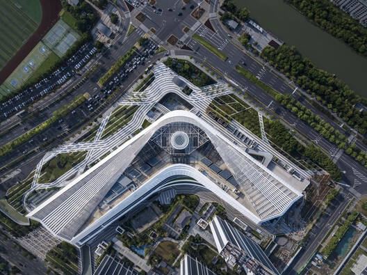 Suzhou Wujiang Songling-Avenue Bus Terminal / Nikken Sekkei - Image 8 of 35