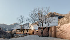 Terraza llena de castaños / Wonder Architects