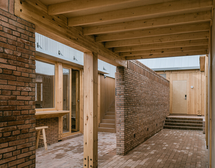 Castaños/arquitectos milagrosos en todas partes en la terraza - fotografía interior, madera, ladrillo, concreto