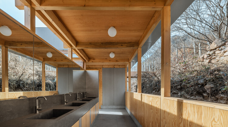 Terraza llena de castaños/arquitectos milagrosos - fotografía interior, cocina, madera