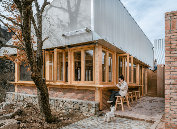 Castaños/arquitectos milagrosos en todas partes en la terraza - fotografía exterior, madera