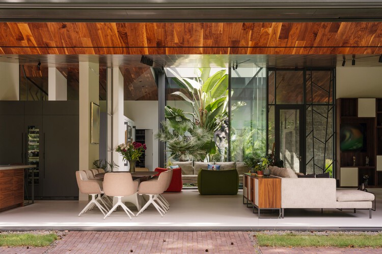 Traveler/BBGK Architect + Katarzyna Mach - Fotografía interior, madera, sillas, mesas