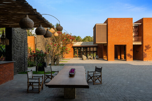 Jetvan Extension / Design Work Group - Exterior Photography, Courtyard