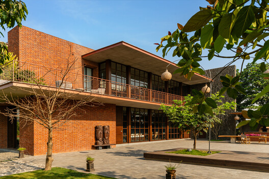 Jetvan Extension / Design Work Group - Exterior Photography, Courtyard