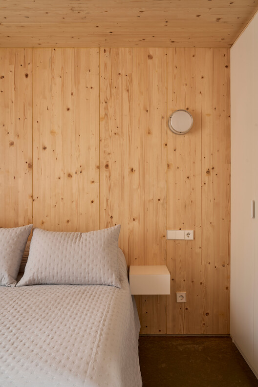 House within a House / MADE.V arquitectos - Interior Photography, Bedroom, Wood, Lighting