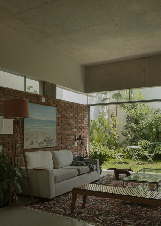Jardim Paulista House / Messina Rivas - Interior Photography, Living Room, Wood, Lighting, Chair