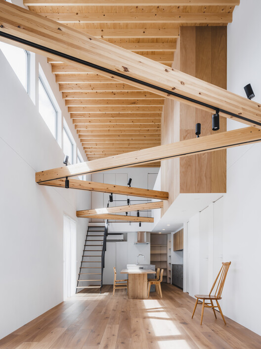 Grand Room House / IGArchitects - Interior Photography, Kitchen, Wood, Stairs, Beam, Handrail