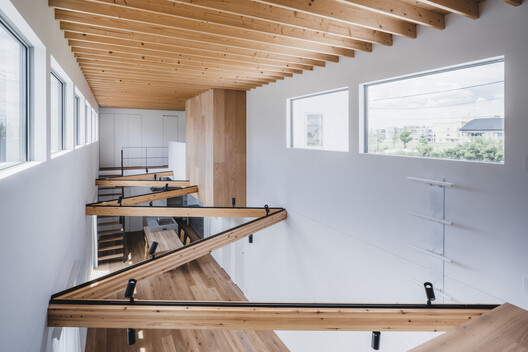 Grand Room House / IGArchitects - Interior Photography, Kitchen, Wood, Stairs, Beam, Handrail