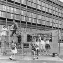 Park Hill, Sheffield. Image © Park Hill Estate, Sheffield - 1962. Image © Arch Press Archive RIBA Library Photographs Collection Parques infantiles no convencionales: creatividad, riesgo y libertad en el juego - Image 4 of 4