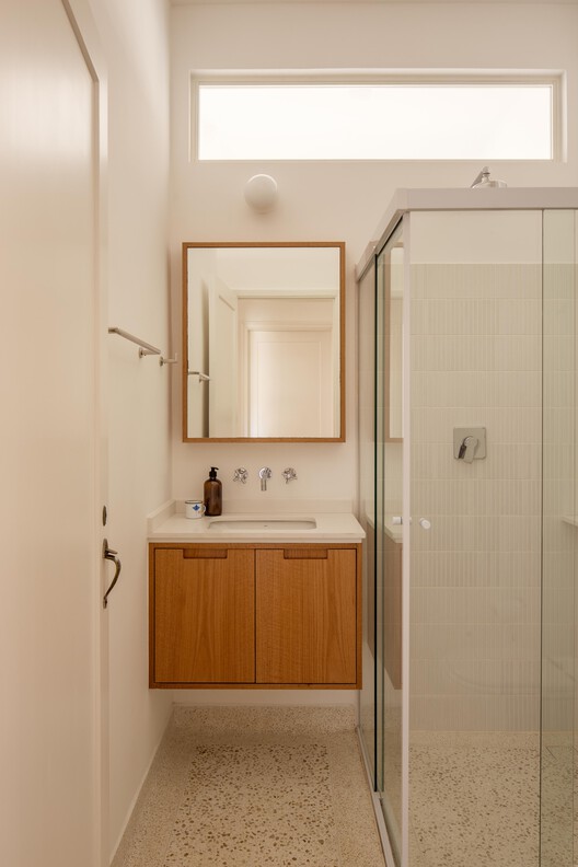 Apartamento Hípica / Mana arquitetura Apartamento Hípica / Mana arquitetura - Fotografia de Interiores, Banheiro, Madeira, Pia, Bancada, Porta, Vidro