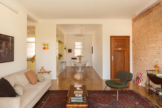 Apartamento Hípica / Mana arquitetura Apartamento Hípica / Mana arquitetura - Fotografia de Interiores, Sala de Estar, Madeira, Mesa, Sofá, Cadeira