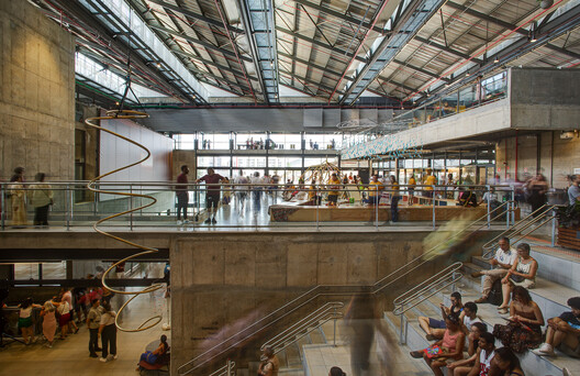 SESC Franca / SIAA + Apiacás Arquitetos - Fotografía interior, Iluminación, Escaleras, Fijación Vigas, Acero, Barandas