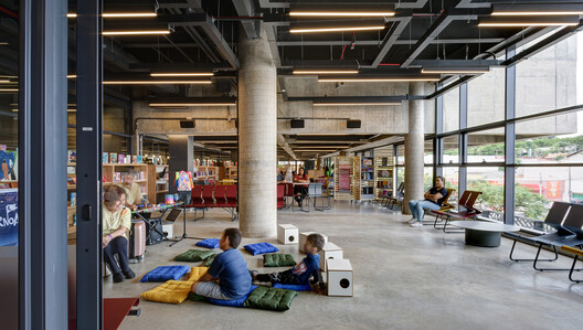 SESC Franca / SIAA + Apiacás Arquitetos - Fotografía interior, Estanterías, Sillas