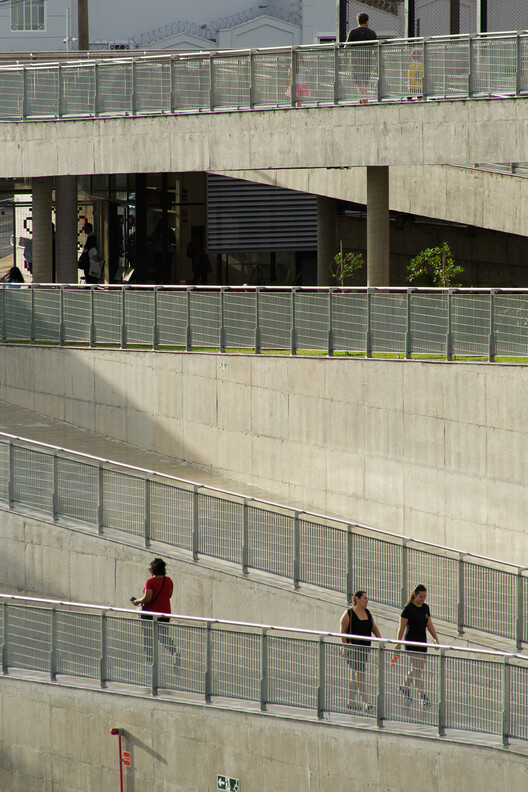 SESC Franca / SIAA + Apiacás Arquitetos - Fotografía exterior, Escaleras, Barandas, Concreto