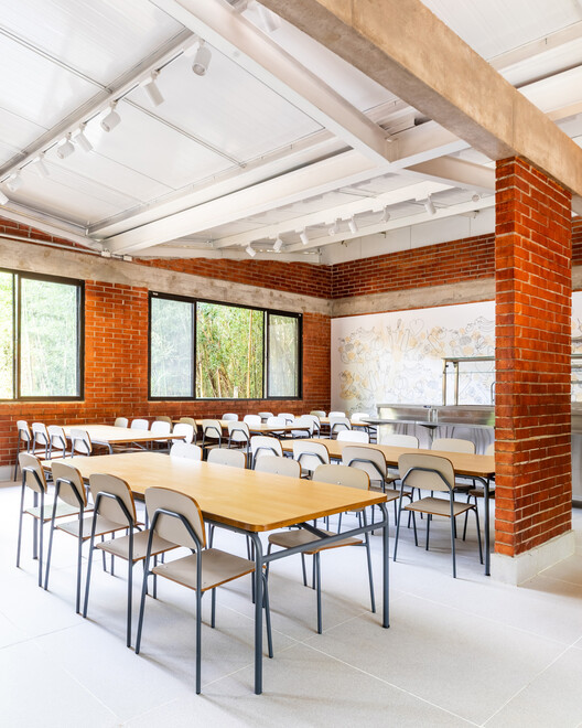 Rehabilitación del Colegio Santa María / Carvalho Terra Arquitetos Rehabilitación del Colegio Santa María / Carvalho Terra Arquitetos - Fotografía interior, Comedor, Madera, Mesas, Sillas, Vidrio