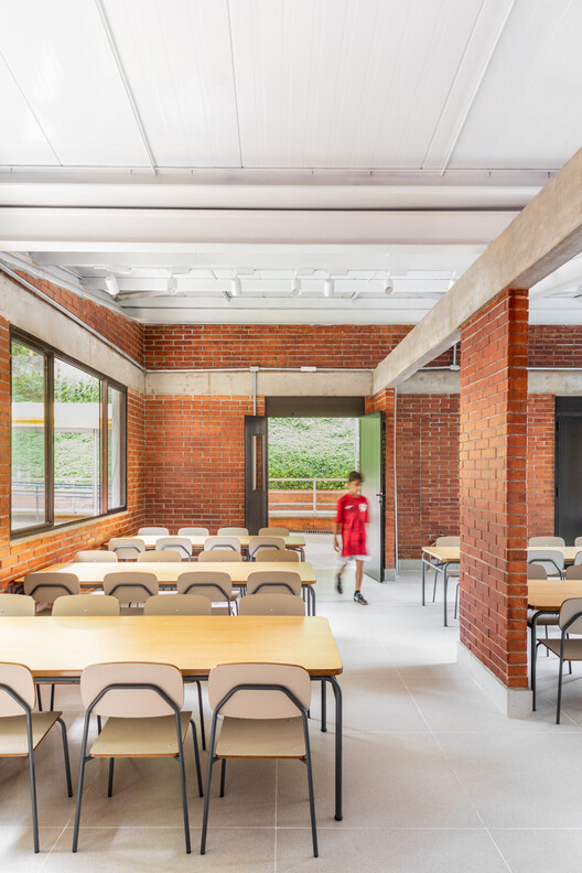 Santa Maria College/Rehabilitación de Carvalho Terra Arquiteos - Fotografía interior, comedor, madera, ladrillos