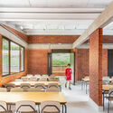 Santa Maria College/Rehabilitación de Carvalho Terra Arquiteos - Fotografía interior, comedor, madera, ladrillos