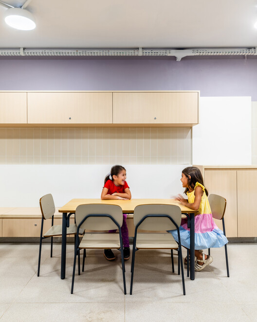 Rehabilitación del Colegio Santa María / Carvalho Terra Arquitetos Rehabilitación del Colegio Santa María / Carvalho Terra Arquitetos - Fotografía interior, Mesas, Sillas