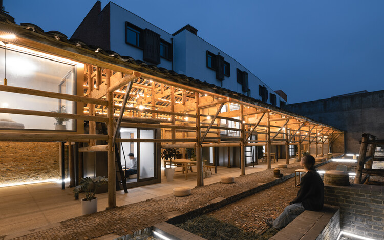 Porcelain Studios Plugin Revival / People's Architecture Office + Liu Kecheng Design Studio - Exterior Photography, Wood, Beam