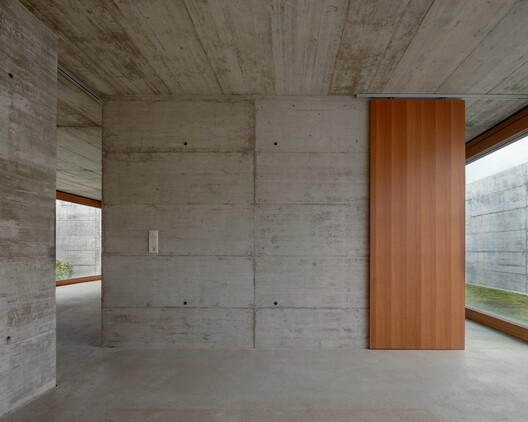 House with two Courtyards / BÜRO MÜHLBAUER - Interior Photography, Concrete