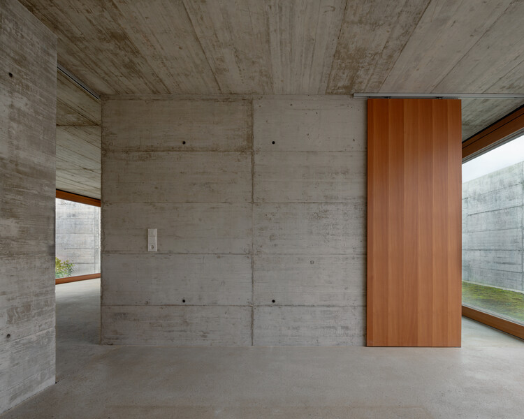 Casa con dos terrazas/Büromühlbauer - Fotografía interior, concreto