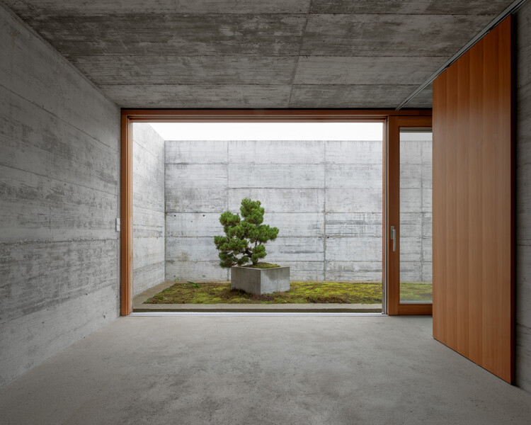 Casa con dos terrazas/Büromühlbauer - Fotografía interior, concreto