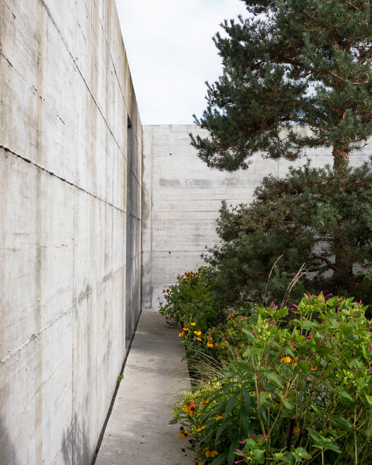 House with two Courtyards / BÜRO MÜHLBAUER - Image 6 of 21