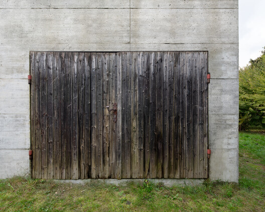 House with two Courtyards / BÜRO MÜHLBAUER - Exterior Photography, Wood, Concrete