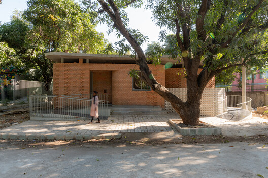 She Block Breastfeeding Centers for Mothers on the Move / Aangan Collaborative LLP - Exterior Photography
