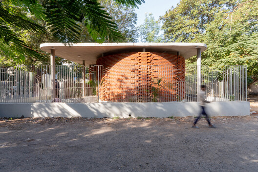 She Block Breastfeeding Centers for Mothers on the Move / Aangan Collaborative LLP