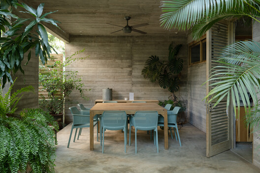 Casa Macu / Chris Luce - Fotografia de Exterior, Madeira, Cadeira, Pátio, Aido