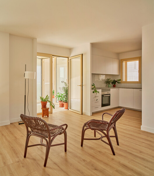 67 Illa Glòries Social Housing Building, Barcelona/Vivas Architects + Pau Vidal - Fotografía interior, comedor, madera, sillas