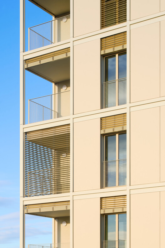 Edificio de 67 viviendas sociales en la Illa Glòries, Barcelona / Vivas Arquitectos + Pau Vidal - Fotografía exterior, Balcón, Vidrio