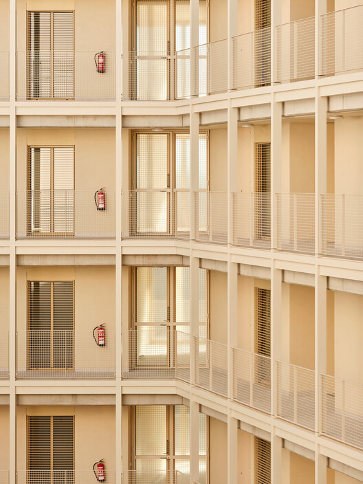 Edificio de 67 viviendas sociales en la Illa Glòries, Barcelona / Vivas Arquitectos + Pau Vidal - Fotografía interior, Balcón