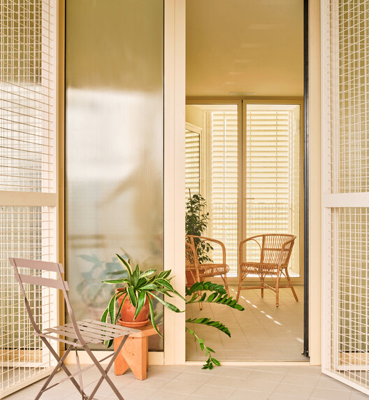 Edificio de 67 viviendas sociales en la Illa Glòries, Barcelona / Vivas Arquitectos + Pau Vidal - Fotografía interior, Madera, Vidrio, Sillas