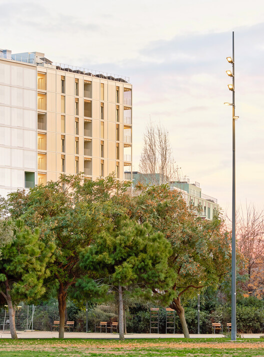 Edificio de 67 viviendas sociales en la Illa Glòries, Barcelona / Vivas Arquitectos + Pau Vidal - Fotografía exterior