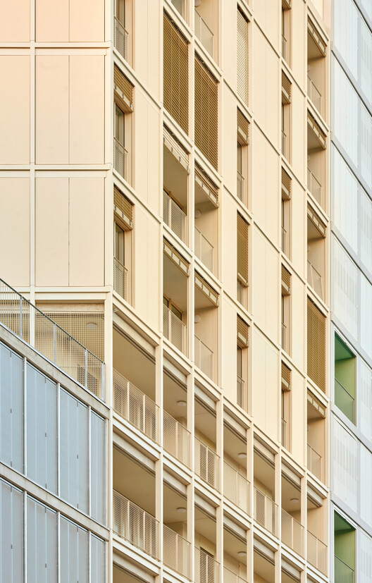 67illa Glòries, Barcelona / Vivas Architects + Social Housing Building en Pau Vidal - Fotografía interior, escaleras, vidrio