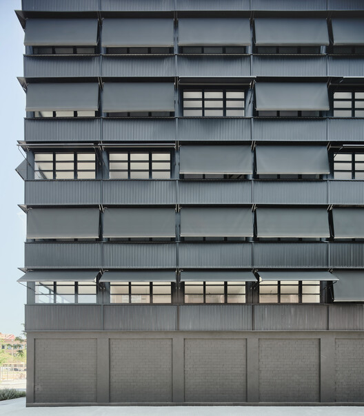 45 Arquitectos de vivienda social industrializada - Fotografía externa