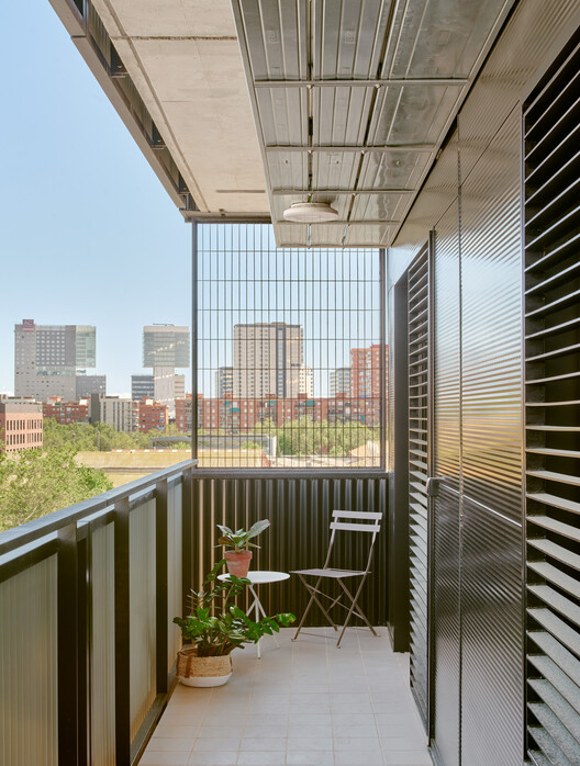 45 Viviendas Sociales Industrializadas / Vivas Arquitectos - Fotografía interior, Vidrio, Balcón