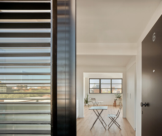 45 Viviendas Sociales Industrializadas  / Vivas Arquitectos - Fotografía interior, Vidrio