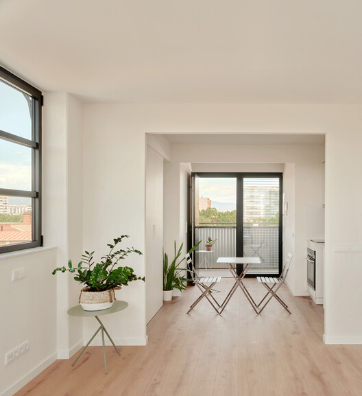 45 Viviendas Sociales Industrializadas  / Vivas Arquitectos - Fotografía interior, Madera, Sillas