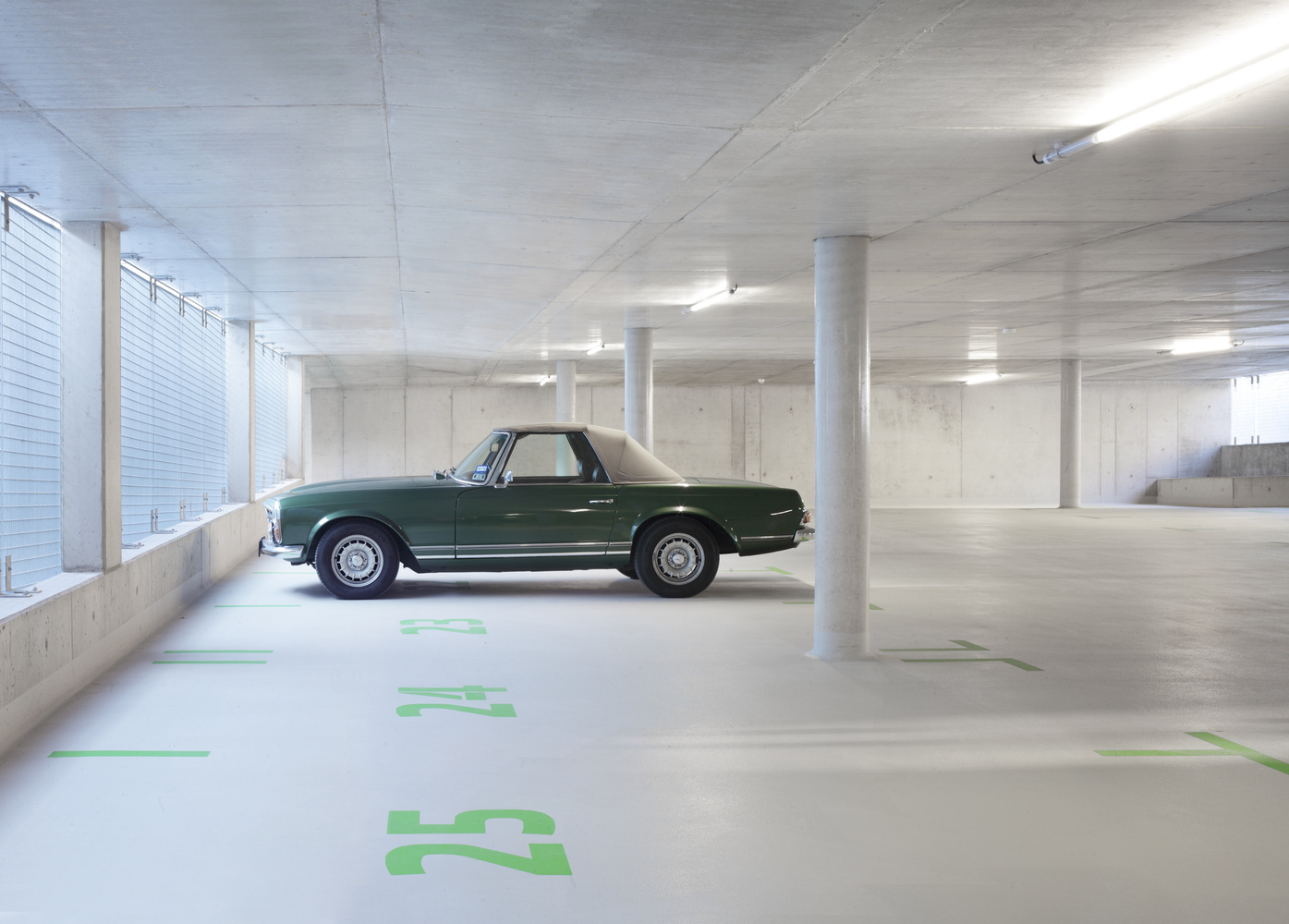 Фасад 'Баррикады' с зеркальными окнами из нержавеющей стали