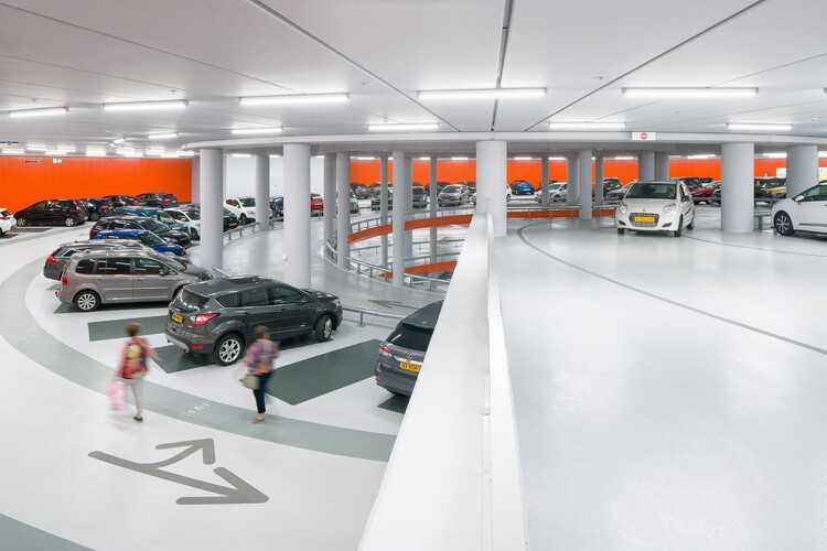 不止于停车：12 个重塑城市空间的停车楼项目 - 23 的图像 31