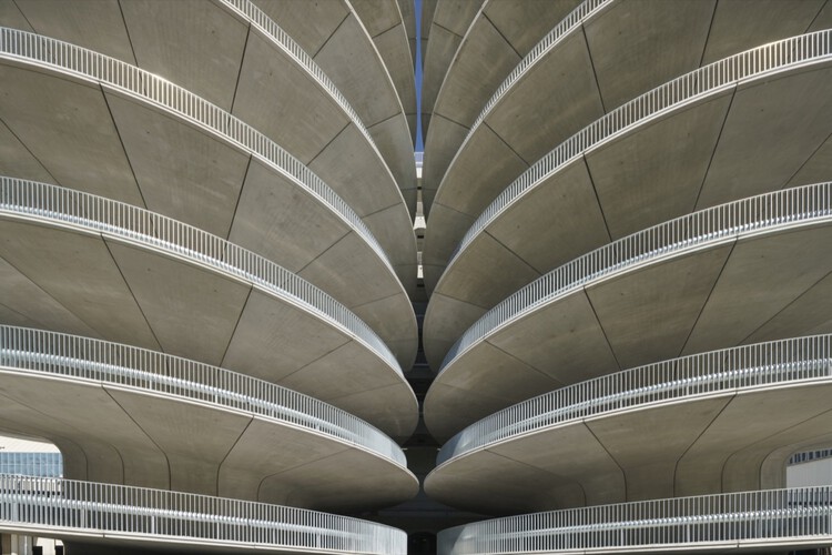 不止于停车：12 个重塑城市空间的停车楼项目 - 5 的图像 31