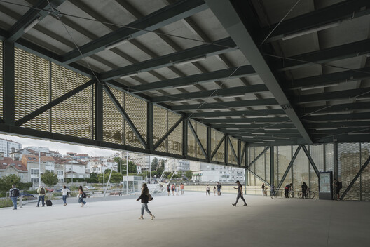 Estación de Tren y Pasarela Peatonal / Estudio Herreros - Fotografía interior, Concreto, Acero