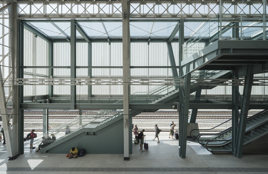 Estación de Tren y Pasarela Peatonal / Estudio Herreros - Imagen 2 de 36