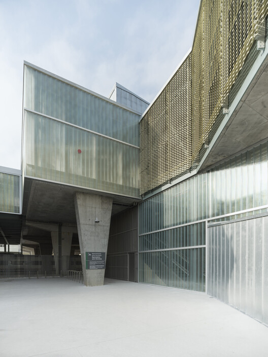 Estación de Tren y Pasarela Peatonal / Estudio Herreros - Fotografía exterior
