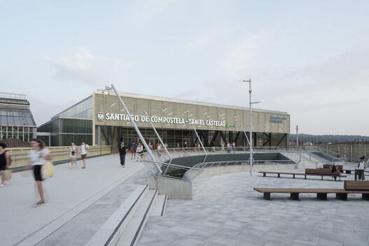 Estación de Tren y Pasarela Peatonal / Estudio Herreros - Fotografía exterior